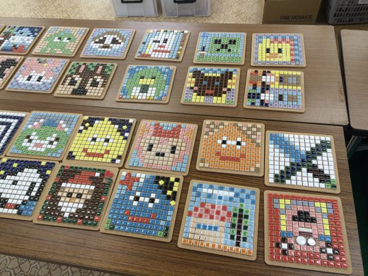 ドット絵のモザイクタイル作品